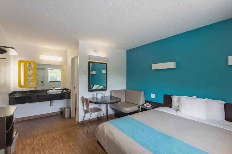 Motel 6 Overland Park, KS image