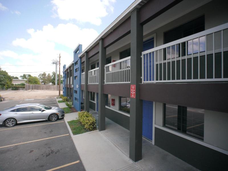 Texas Inn Airport Mcallen image