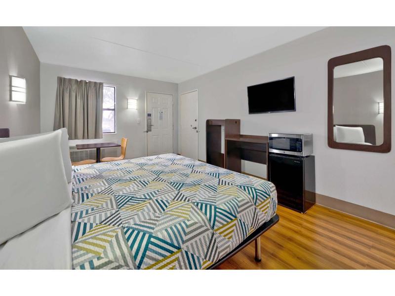 Motel 6 Plano, TX - Plano Northeast image