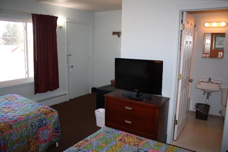 Crows Nest Inn Tawas image