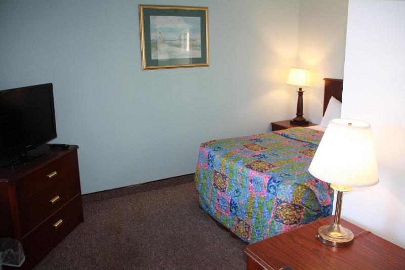 Crows Nest Inn Tawas image