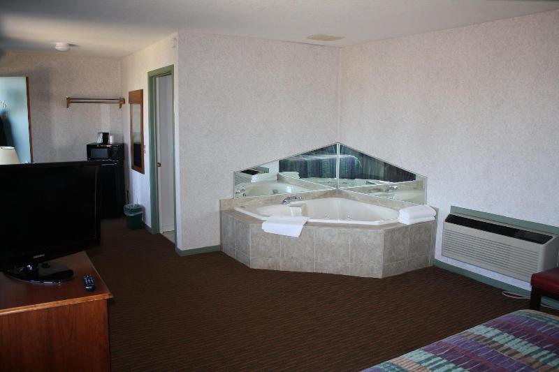 Crows Nest Inn Tawas image