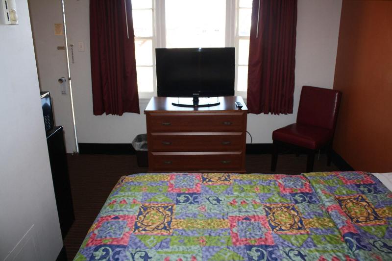 Crows Nest Inn Tawas image