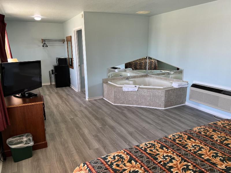 Crows Nest Inn Tawas image