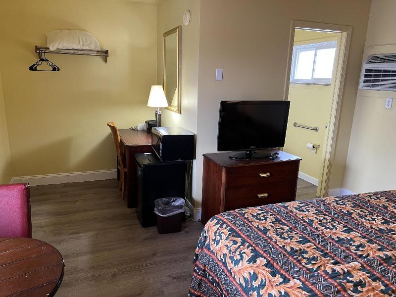 Crows Nest Inn Tawas image