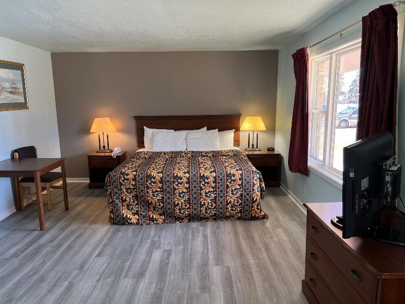 Crows Nest Inn Tawas image