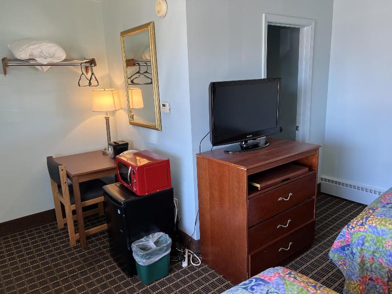 Crows Nest Inn Tawas image
