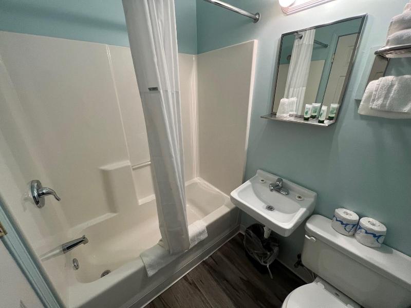 Crows Nest Inn Tawas image