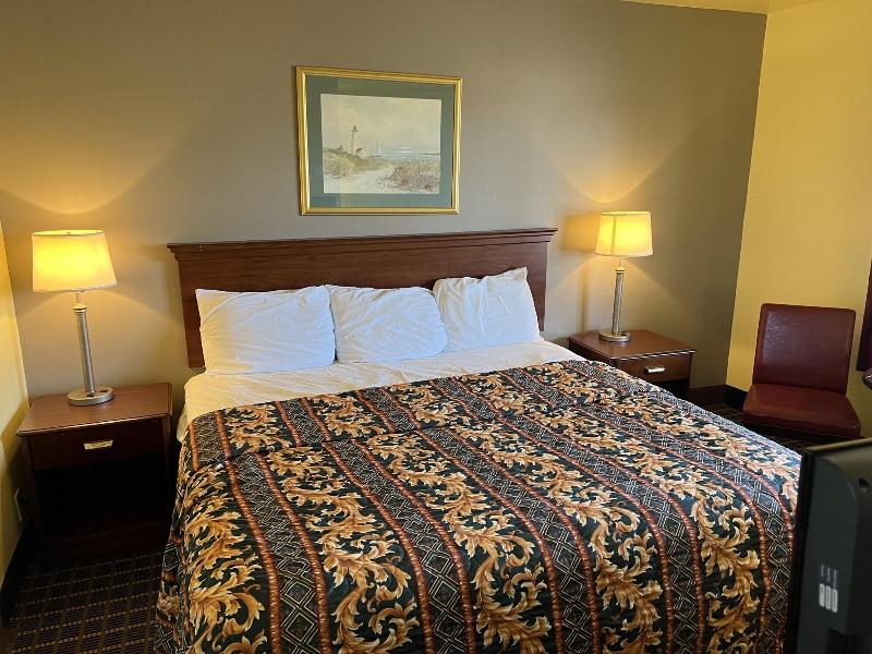 Crows Nest Inn Tawas image