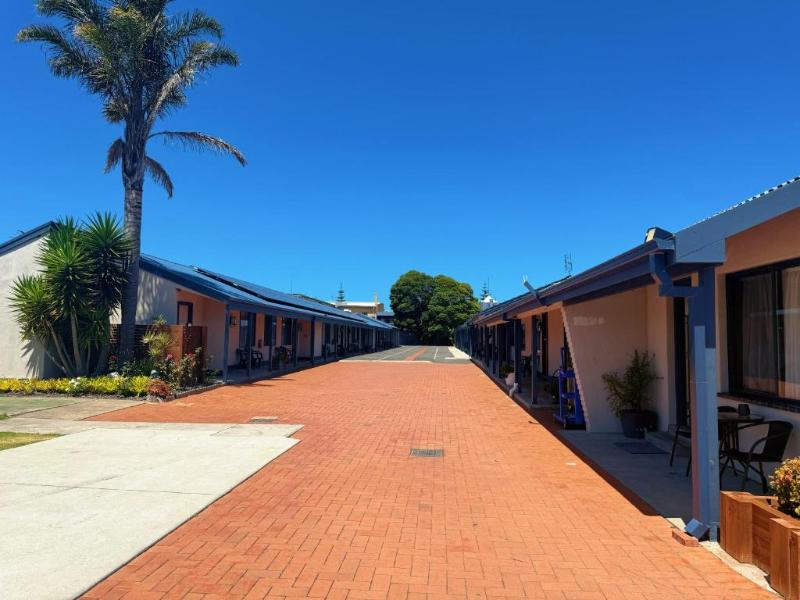 Lakeside Motel Waterfront image