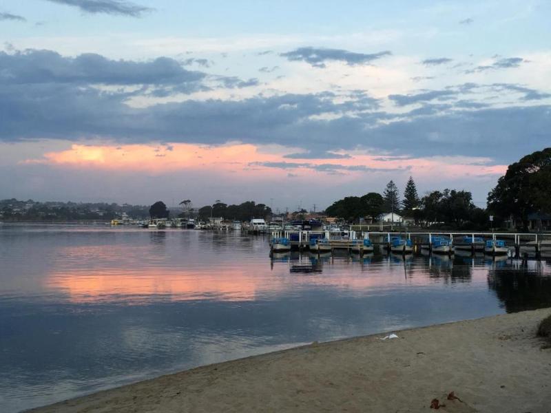 Lakeside Motel Waterfront image