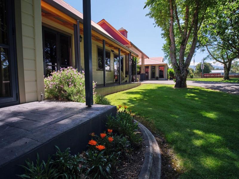 Oak Estate Motor Lodge image