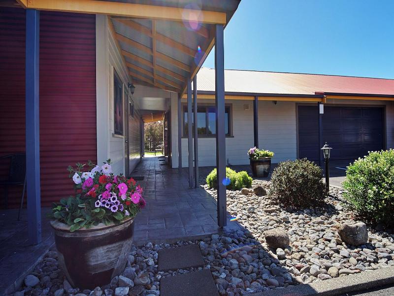 Oak Estate Motor Lodge image