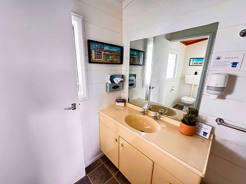 Waikanae Beach Motel image
