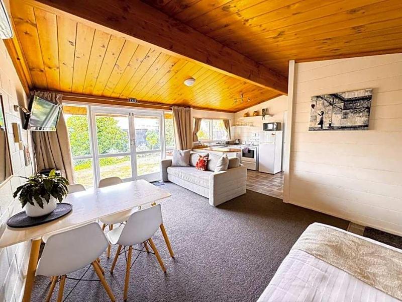 Waikanae Beach Motel image