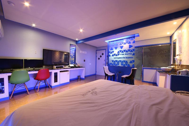 Star Motel image
