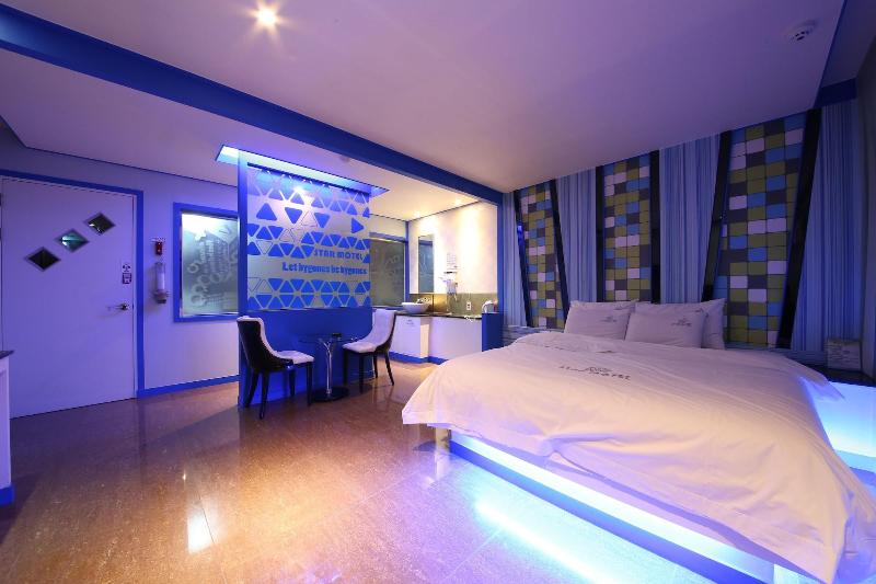 Star Motel image