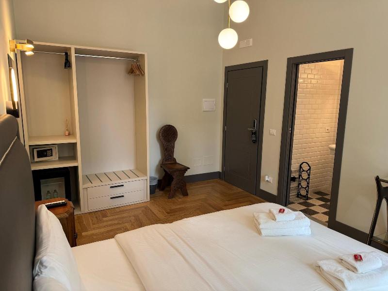 Santa Monica Luxury Rooms image