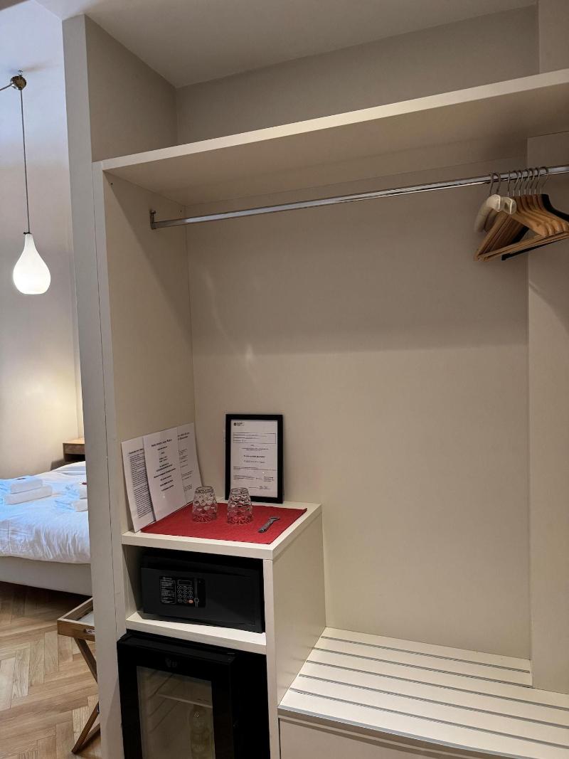 Santa Monica Luxury Rooms image