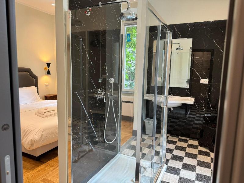 Santa Monica Luxury Rooms image