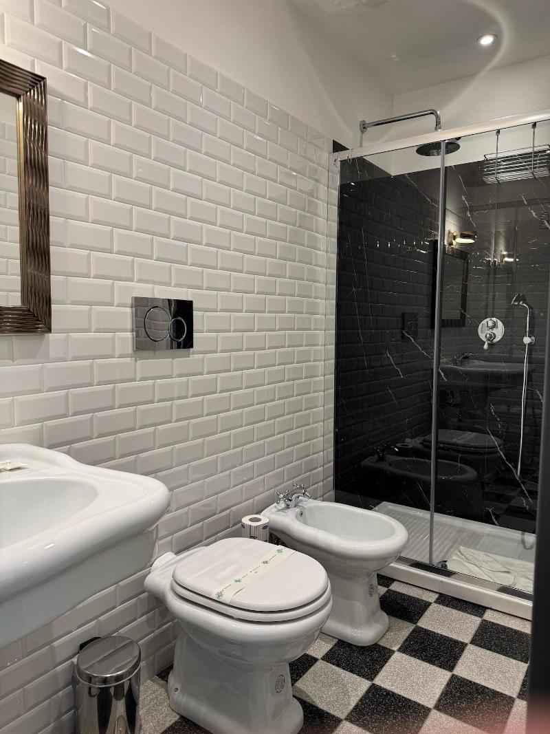 Santa Monica Luxury Rooms image
