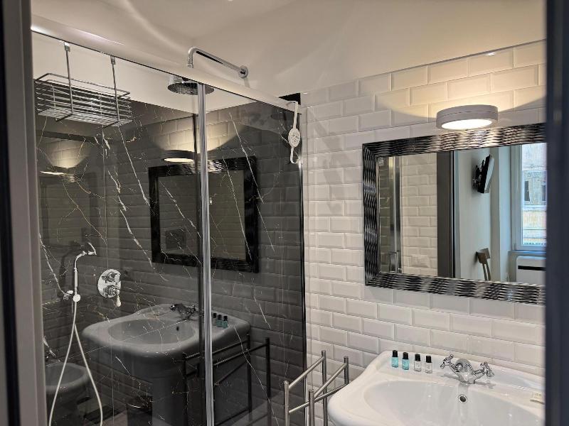 Santa Monica Luxury Rooms image