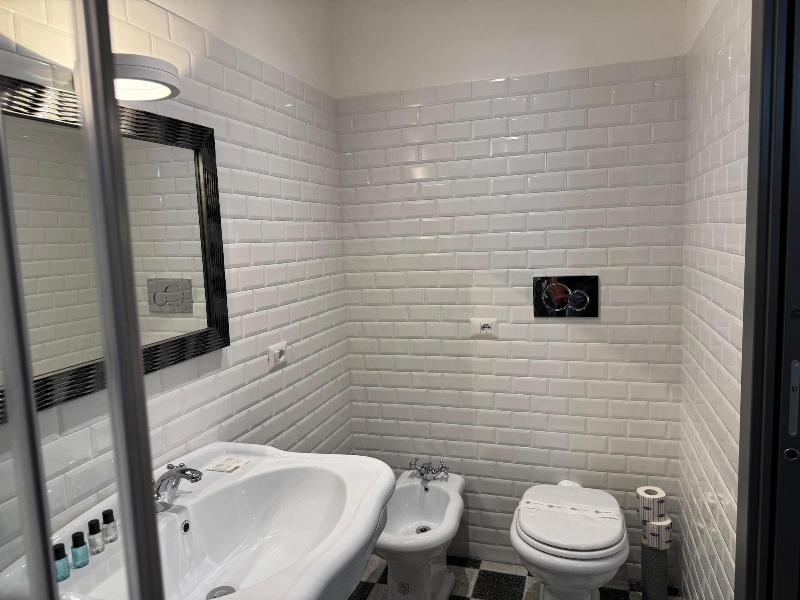 Santa Monica Luxury Rooms image
