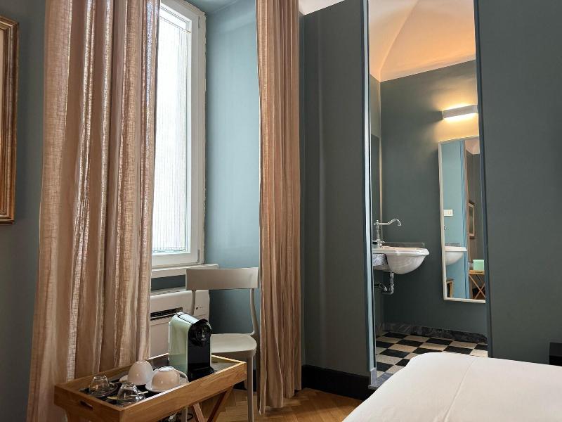 Santa Monica Luxury Rooms image