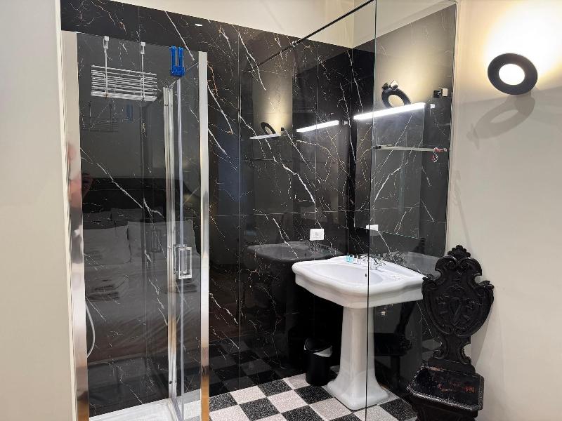 Santa Monica Luxury Rooms image