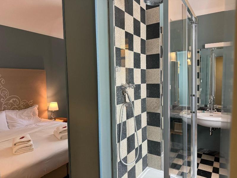Santa Monica Luxury Rooms image