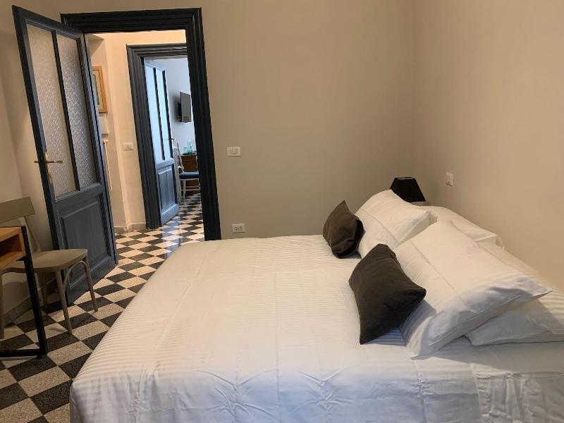 Santa Monica Luxury Rooms image