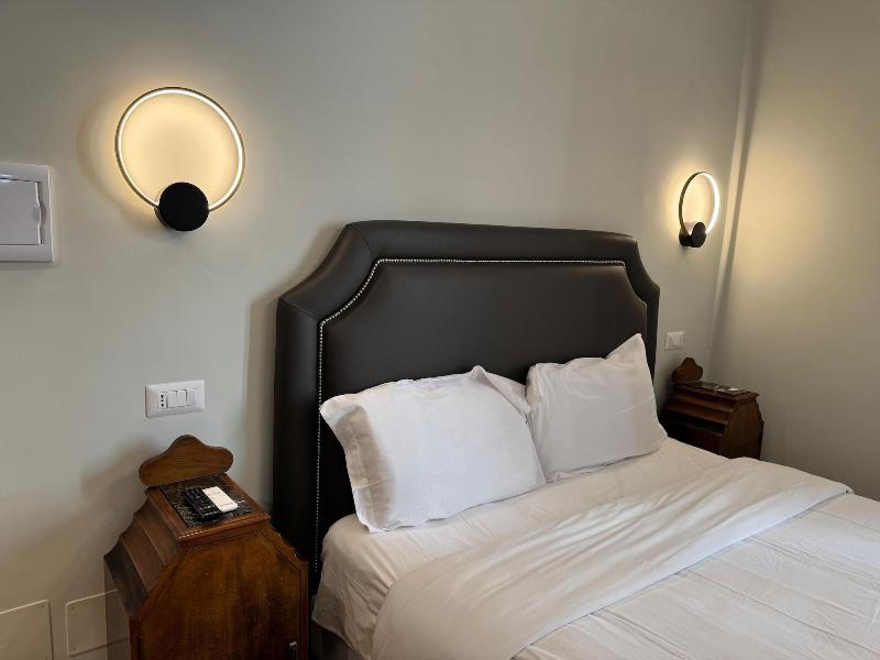 Santa Monica Luxury Rooms image