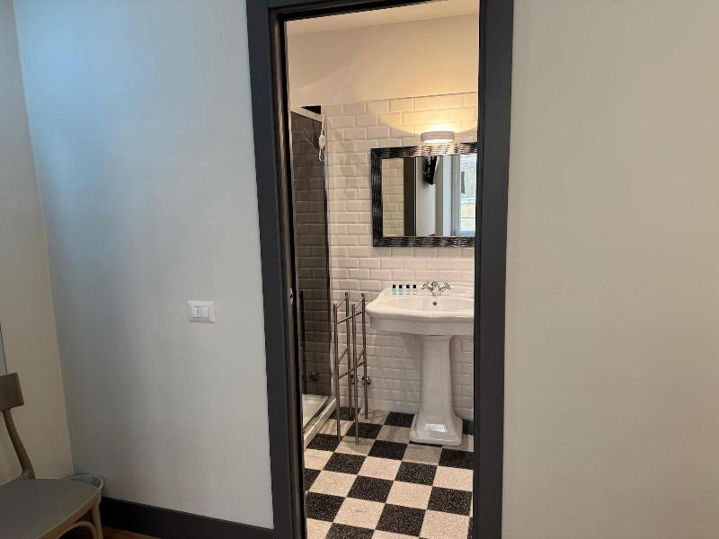 Santa Monica Luxury Rooms image