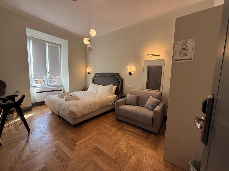 Santa Monica Luxury Rooms image
