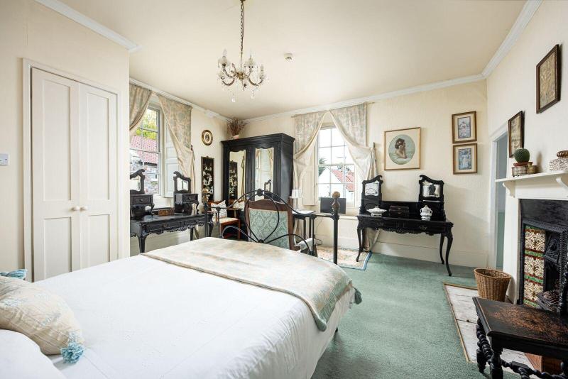 Compton House — photo 3