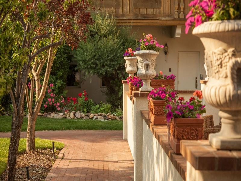Knob Hill Inn