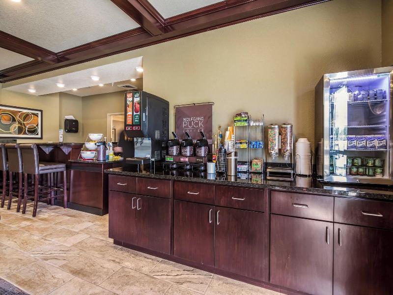 Cobblestone Hotel & Suites - Victor