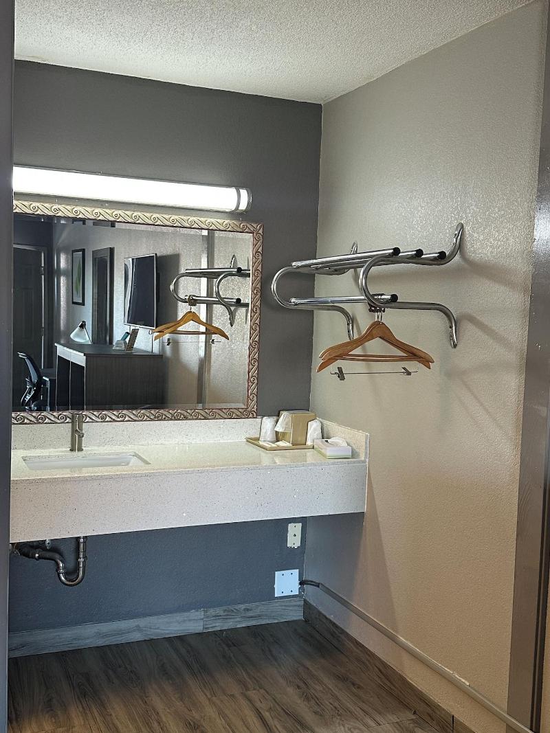 Executive Inn image