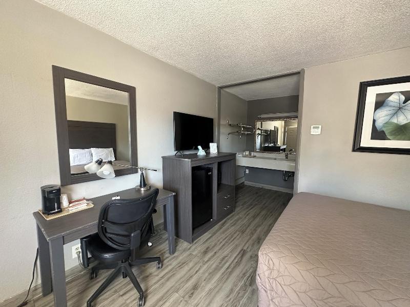 Executive Inn image