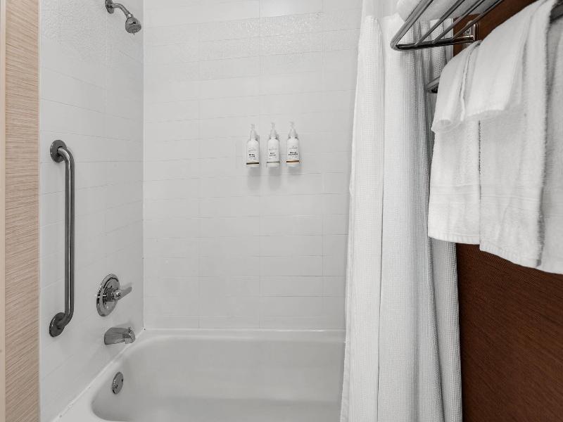 SUITE Accessible KING SIZE BED — photo 5