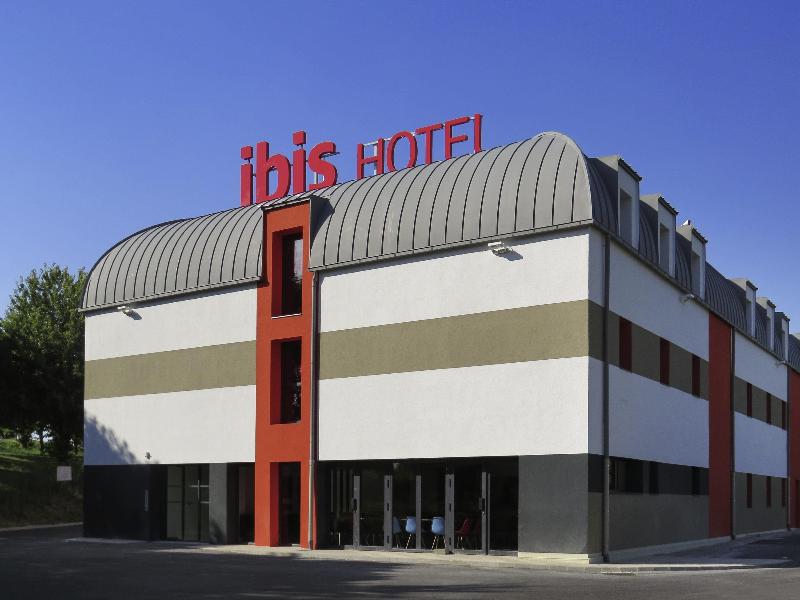 ibis Soissons image