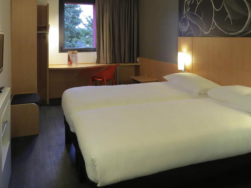ibis Soissons image