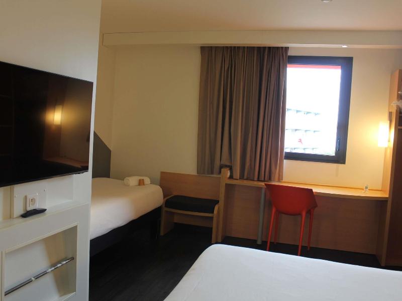 ibis Soissons image