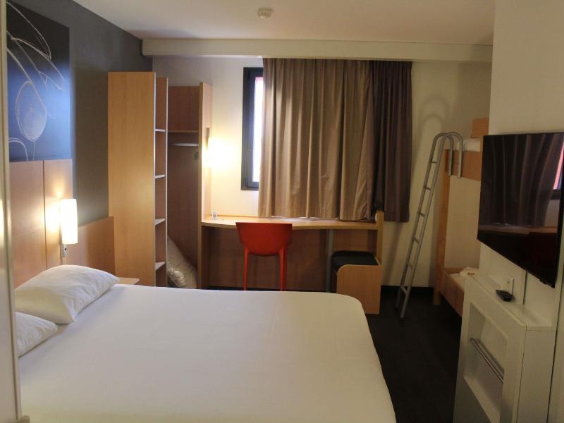 ibis Soissons image
