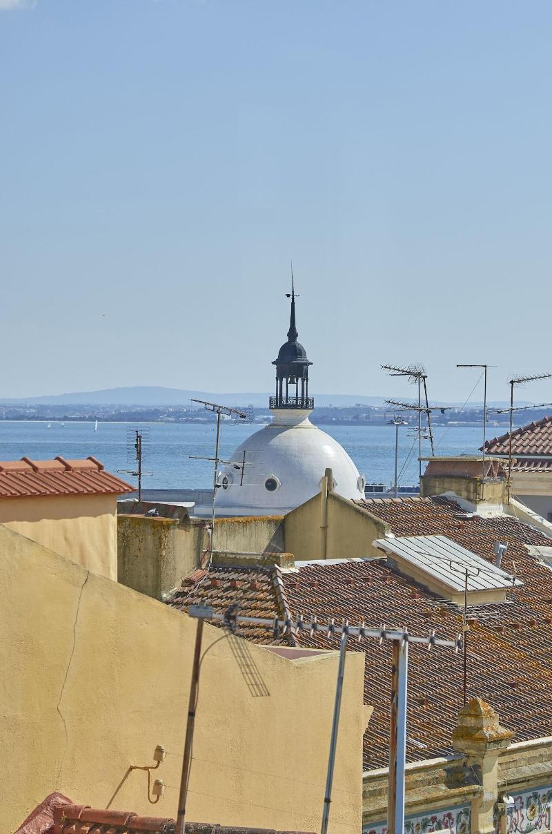 Lisbon Inn Bica Suites image