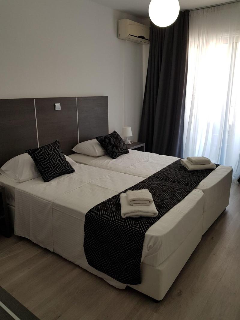 Les Palmiers Petrou Apartments image