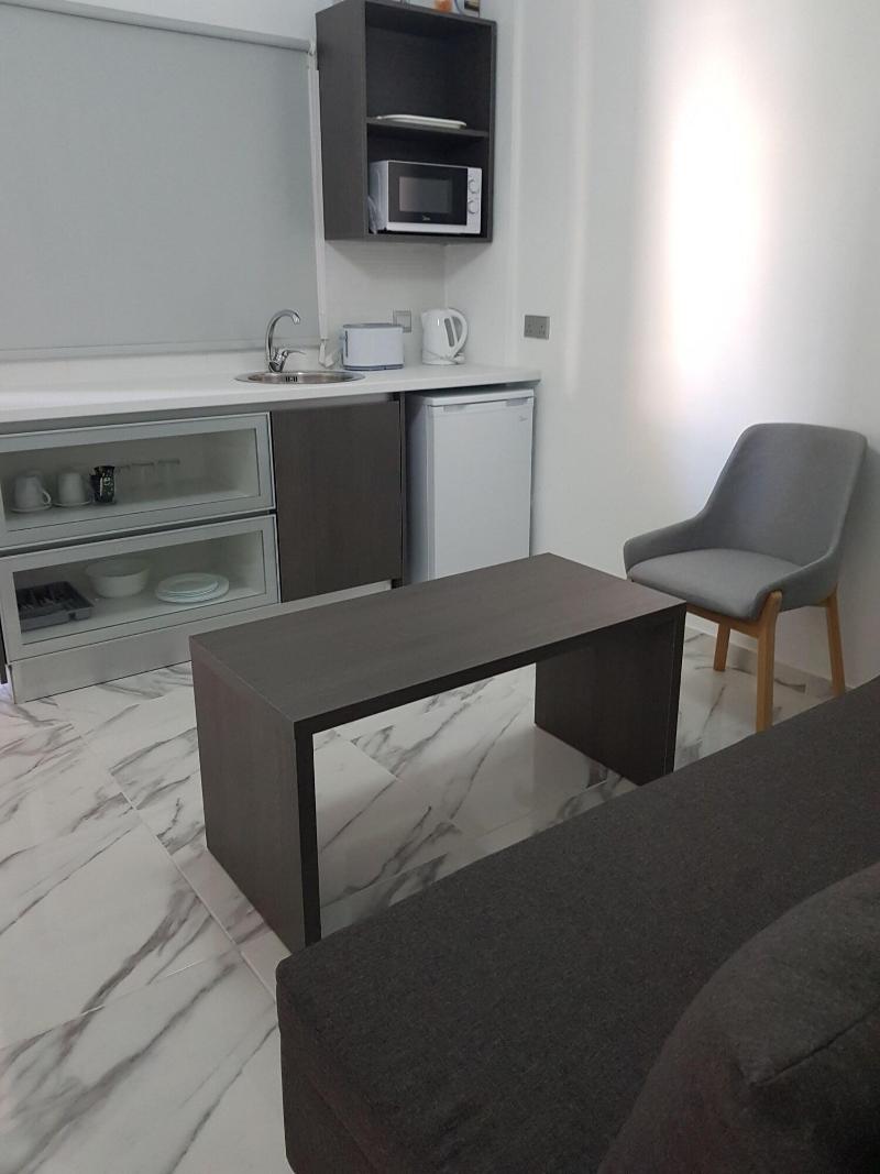 Les Palmiers Petrou Apartments image