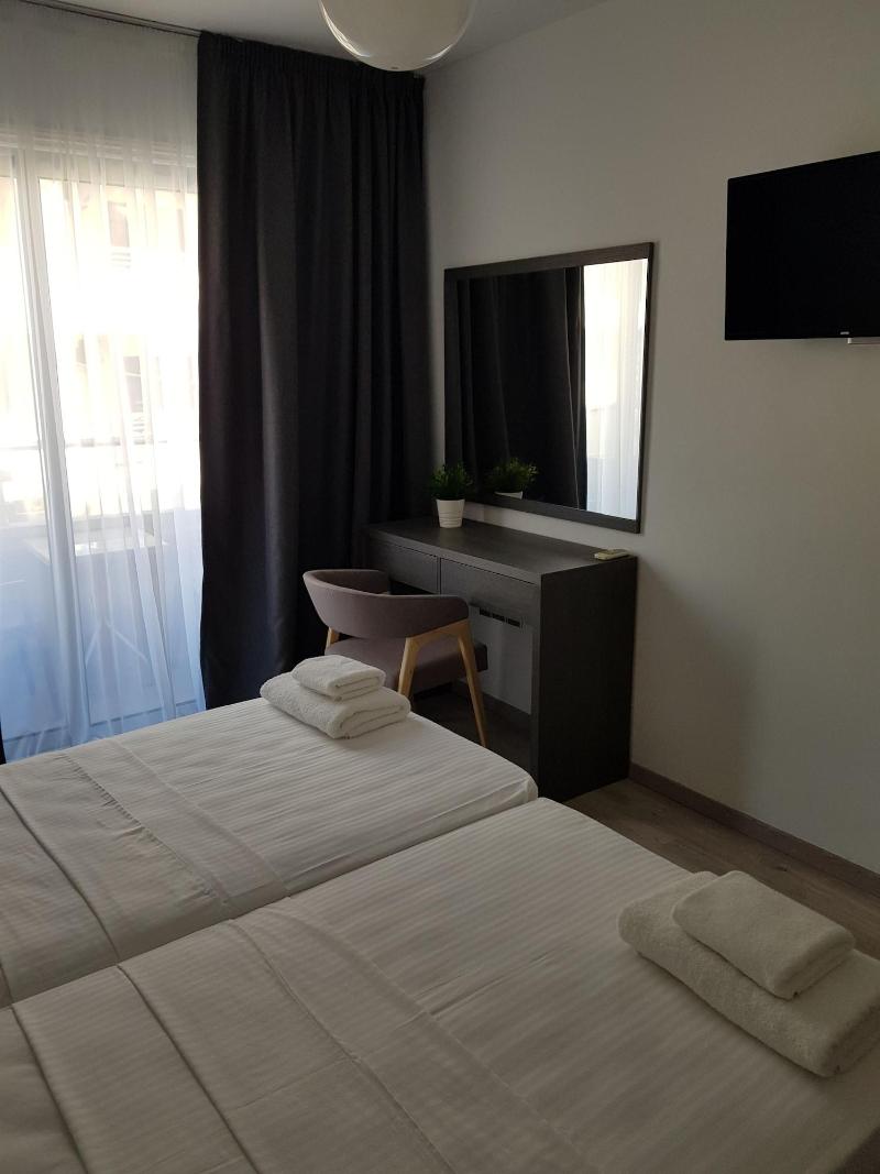 Les Palmiers Petrou Apartments image