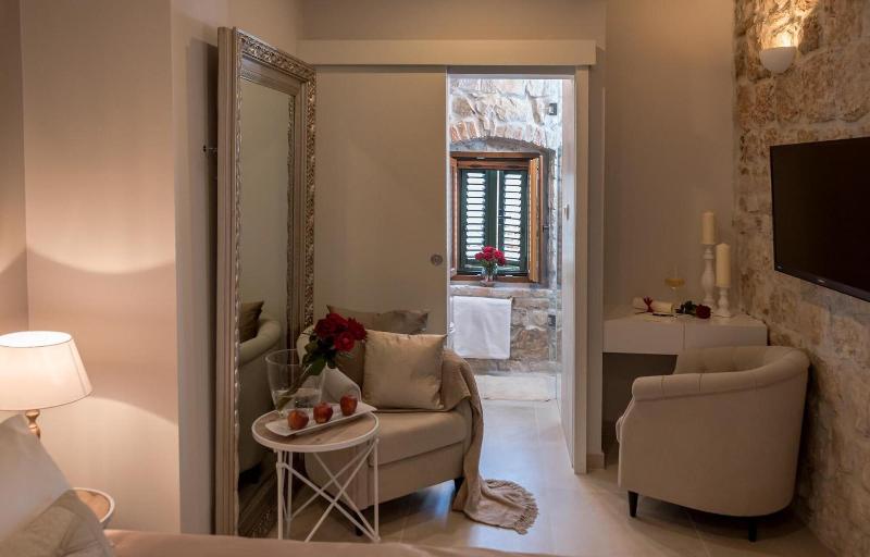 Jupiter Lux Rooms image