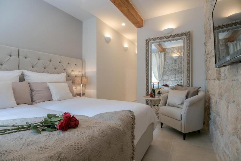 Jupiter Lux Rooms image
